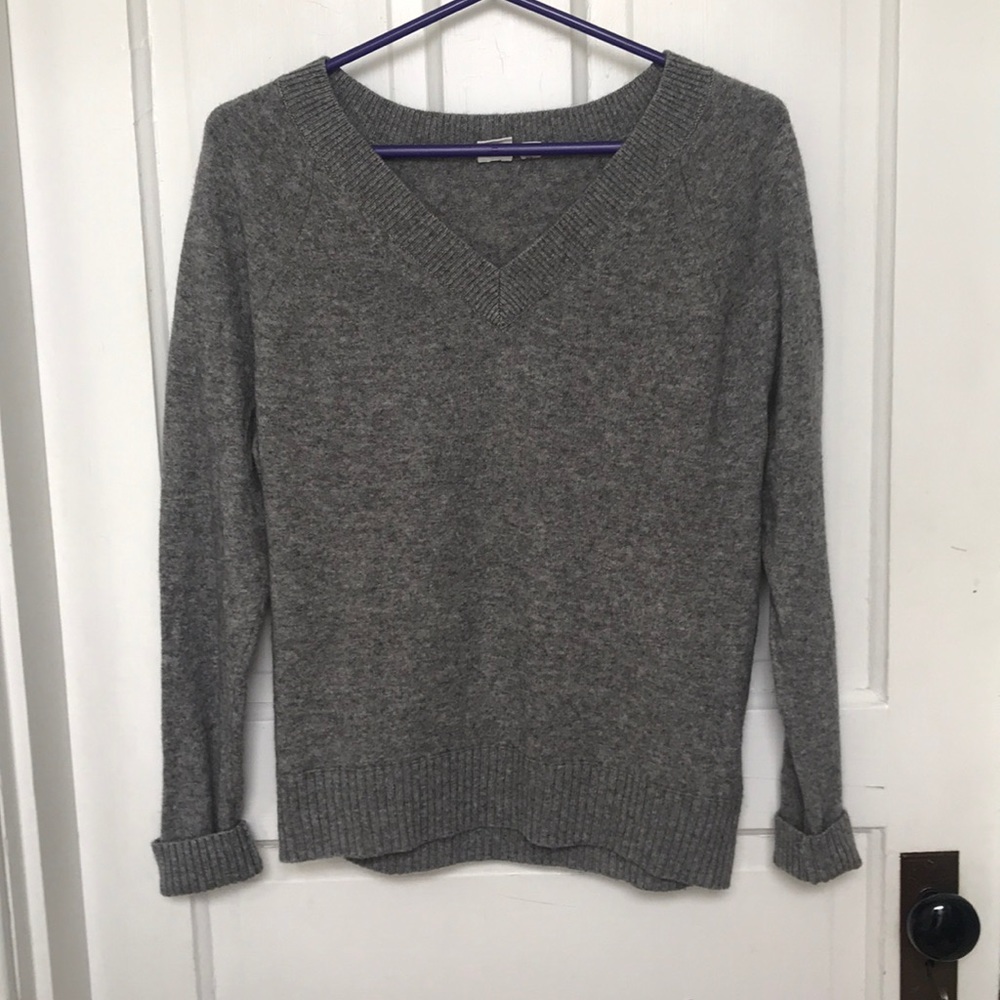 Gap Gray V-Neck Sweater size XS